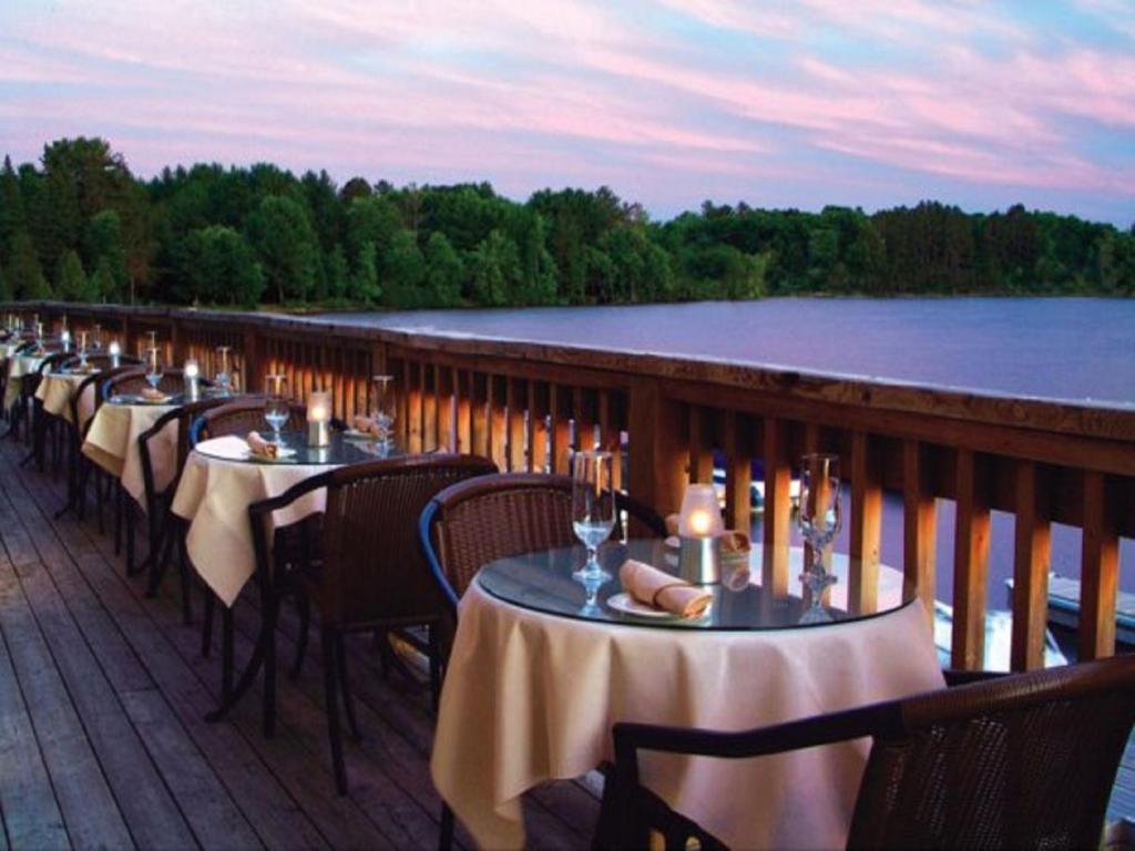 Hotel Taboo Muskoka Gravenhurst Exterior foto